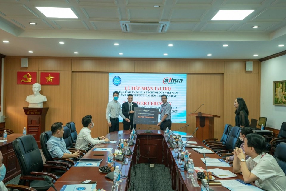 Dahua tài trợ máy đo thân nhiệt hồng ngoại cho 2 trường đại học - Ảnh 1