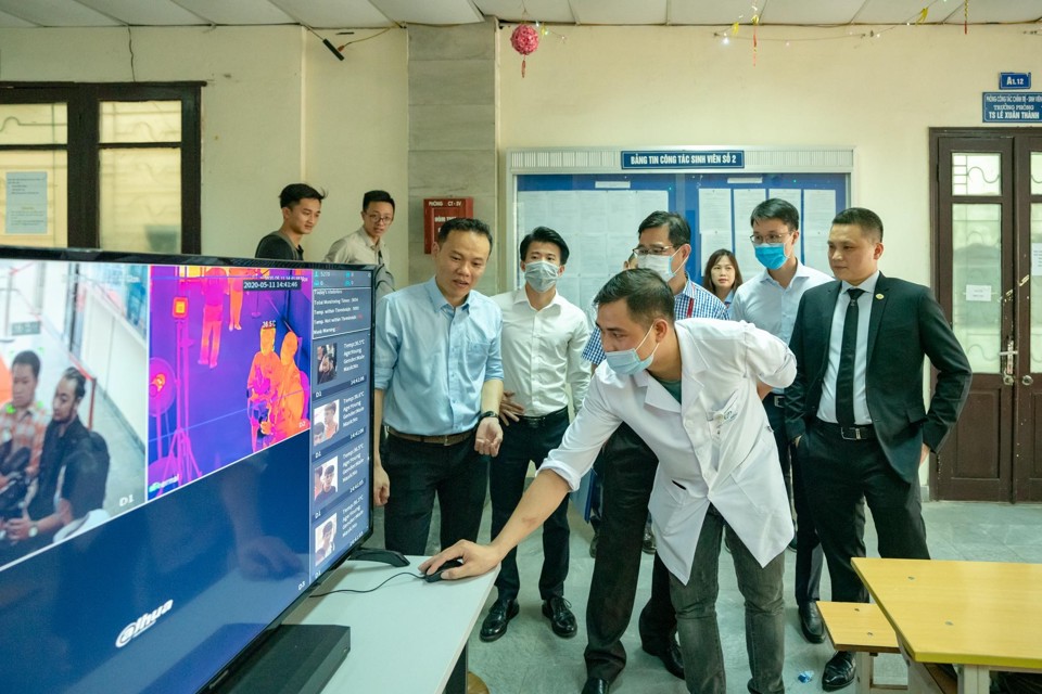 Dahua tài trợ máy đo thân nhiệt hồng ngoại cho 2 trường đại học - Ảnh 3