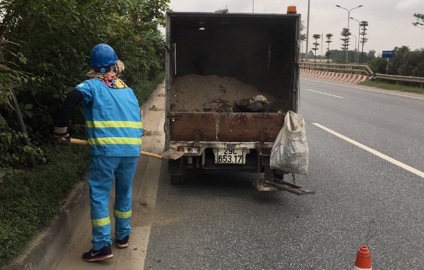 Tái diễn tình trạng bùn đất rơi vãi trên các tuyến đại lộ dẫn vào Hà Nội - Ảnh 3