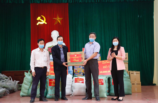 Lãnh đạo thành phố tặng quà hỗ trợ người dân khu vực cách ly và kiểm tra công tác phòng dịch tại xã Dũng Tiến, Thường Tín - Ảnh 3