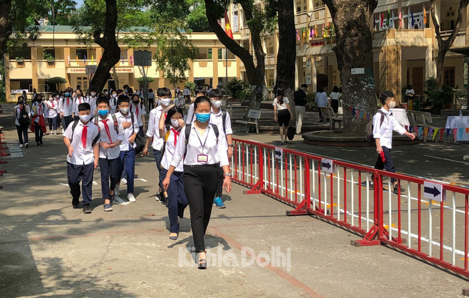 Hình ảnh ấn tượng học sinh Hà Nội trở lại trường sau 3 tháng nghỉ chống dịch Covid-19 - Ảnh 16