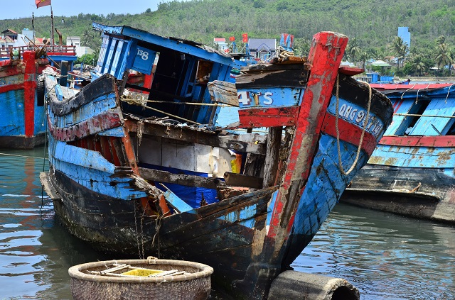 Xác tàu nằm la liệt ở cảng cá Sa Huỳnh, ngành chức năng nói gì? - Ảnh 1