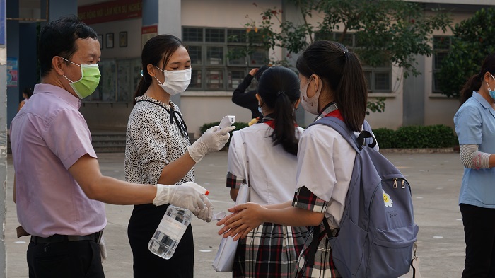 TP Hồ Chí Minh: Hơn 150.000 học sinh lớp 9 và lớp 12 quay trở lại trường sau kỳ nghỉ dài vì Covid-19 - Ảnh 2