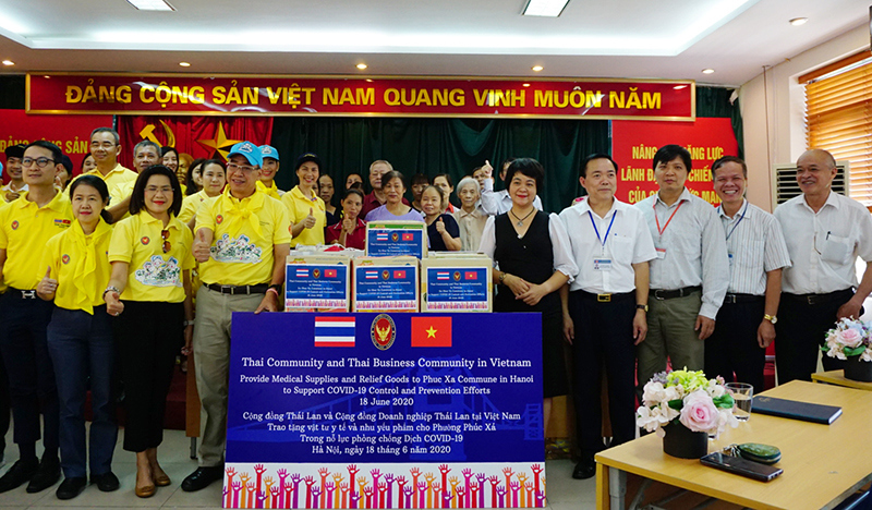 Đại sứ quán Thái Lan trao quà cho các hộ gia đình bị ảnh hưởng bởi dịch Covid-19 tại phường Phúc Xá - Ảnh 1