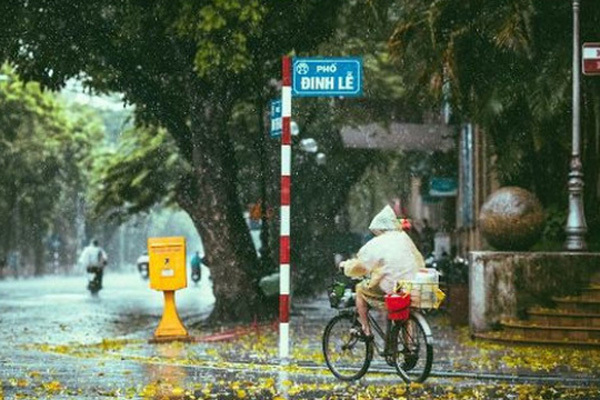 Hà Nội đón trận mưa giải nhiệt giữa đỉnh điểm nắng nóng - Ảnh 1