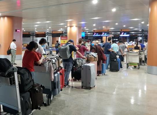 Đưa hơn 240 công dân Việt Nam mắc kẹt ở Myanmar về sân bay Đà Nẵng - Ảnh 1