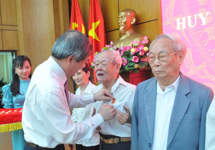 Chủ tịch Nguyễn Đức Chung trao tặng Huy hiệu Đảng tại quận Ba Đình - Ảnh 5