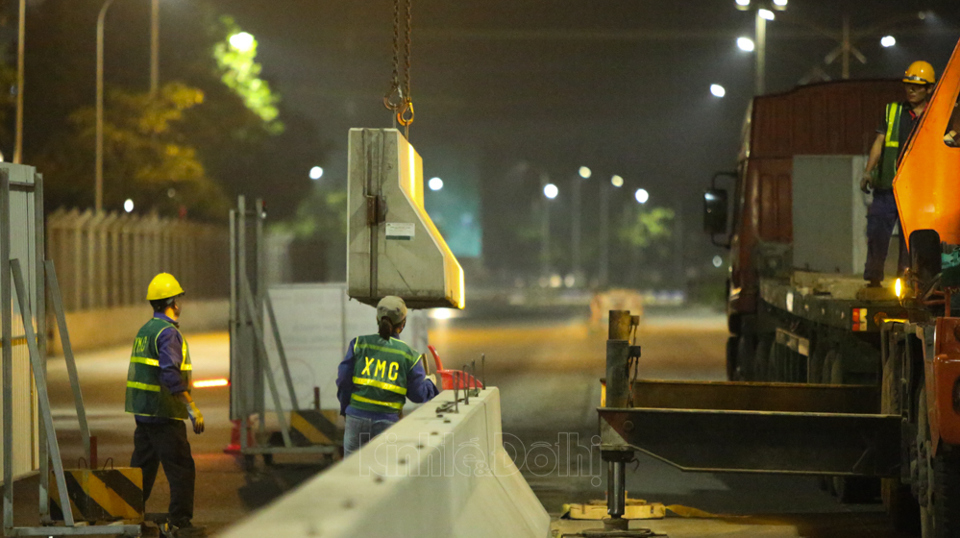 [Ảnh] Công nhân trắng đêm tháo dỡ hàng rào đường đua F1 Hà Nội - Ảnh 13