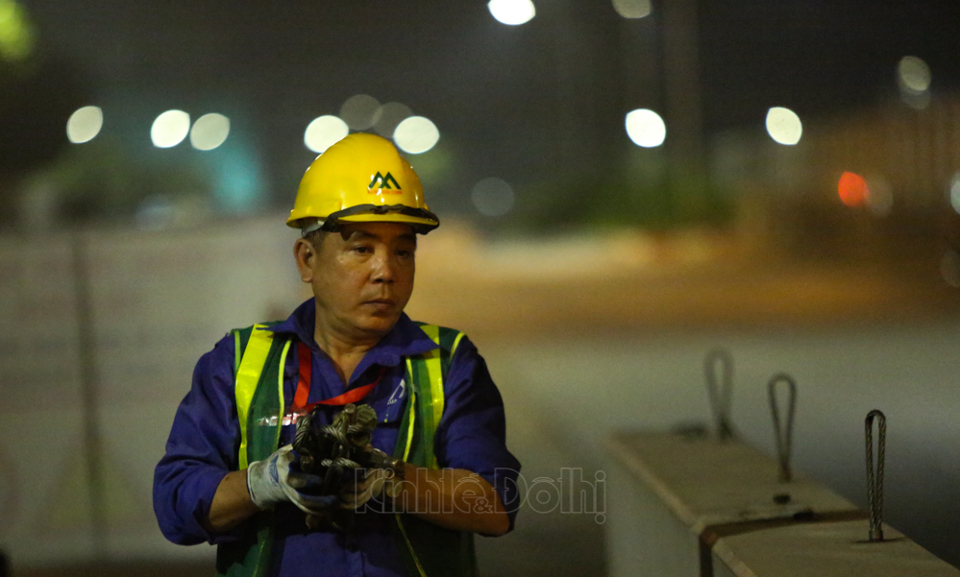 [Ảnh] Công nhân trắng đêm tháo dỡ hàng rào đường đua F1 Hà Nội - Ảnh 5