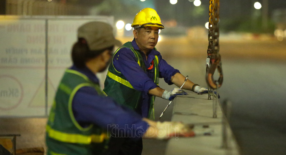 [Ảnh] Công nhân trắng đêm tháo dỡ hàng rào đường đua F1 Hà Nội - Ảnh 9