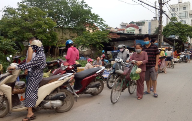 Tại phường Đại Mỗ, quận Nam Từ Liêm: Chợ họp tràn ra đường trong thời điểm cách ly xã hội - Ảnh 2