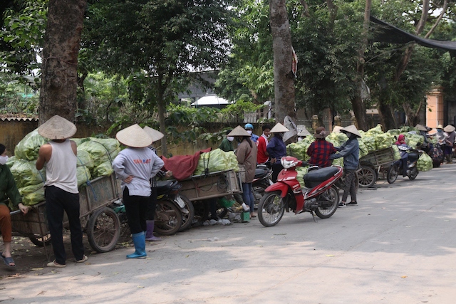 Huyện Mê Linh: Tiểu thương chợ rau củ lơi là quy định giãn cách xã hội - Ảnh 4