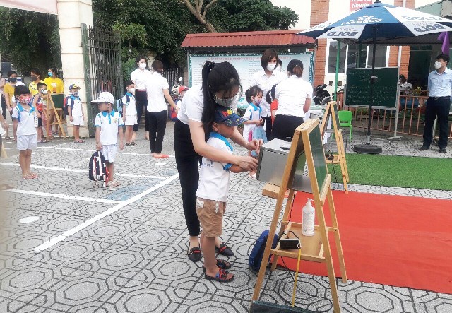 Ngày đầu trở lại trường của hơn 34.000 học sinh mầm non, tiểu học huyện Mê Linh - Ảnh 3