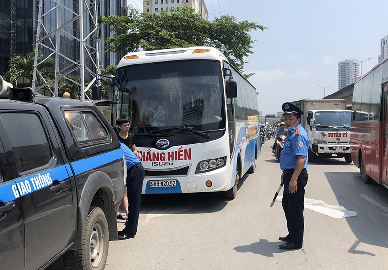 Hà Nội: Ra quân xử lý xe dừng đỗ, bắt khách xung quanh bến Mỹ Đình - Ảnh 1