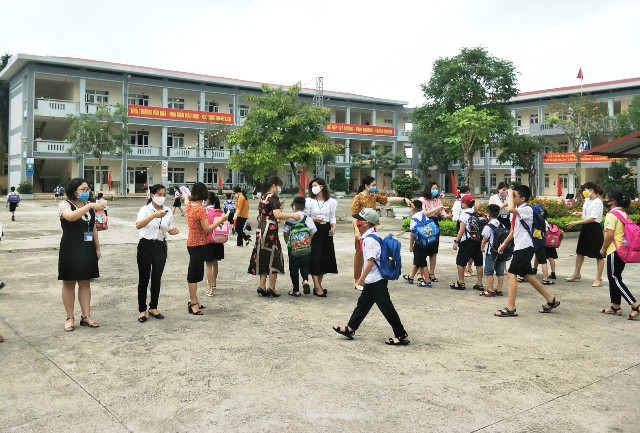 Ngày đầu trở lại trường của hơn 34.000 học sinh mầm non, tiểu học huyện Mê Linh - Ảnh 1