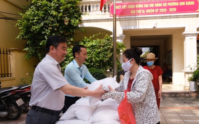 Báo Kinh tế & Đô thị trao quà cho người dân phường Kim Giang - Ảnh 6