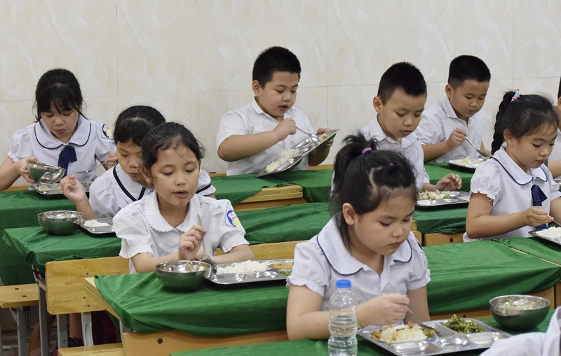 [Ảnh] Bữa ăn bán trú đầu tiên của học sinh tiểu học trong ngày trở lại trường - Ảnh 8