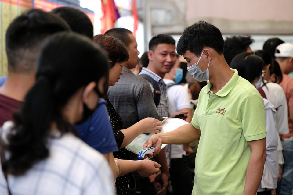 Hà Nội: Hàng trăm người xếp hàng từ sáng sớm làm thủ tục hưởng trợ cấp thất nghiệp - Ảnh 6