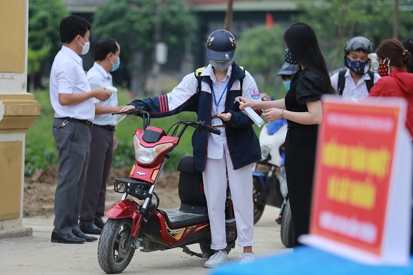 Nghệ An - Hà Tĩnh: Thực hiện nghiêm công tác phòng chống dịch cho học sinh đến trường - Ảnh 2