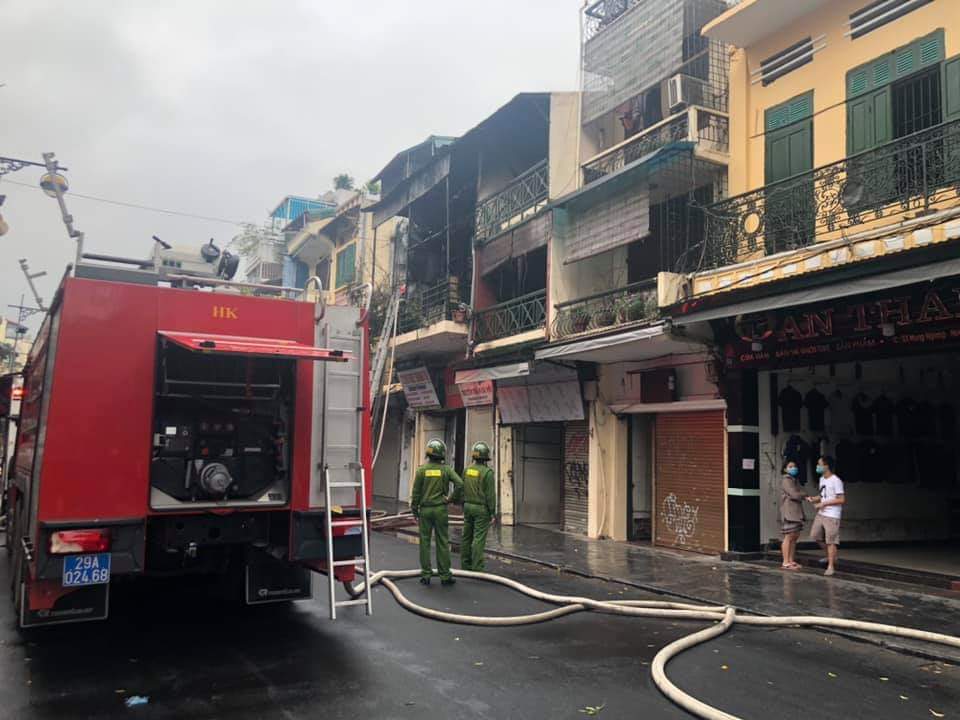 Hà Nội: Ngôi nhà 2 tầng trên phố cổ bất ngờ bốc cháy dữ dội - Ảnh 3