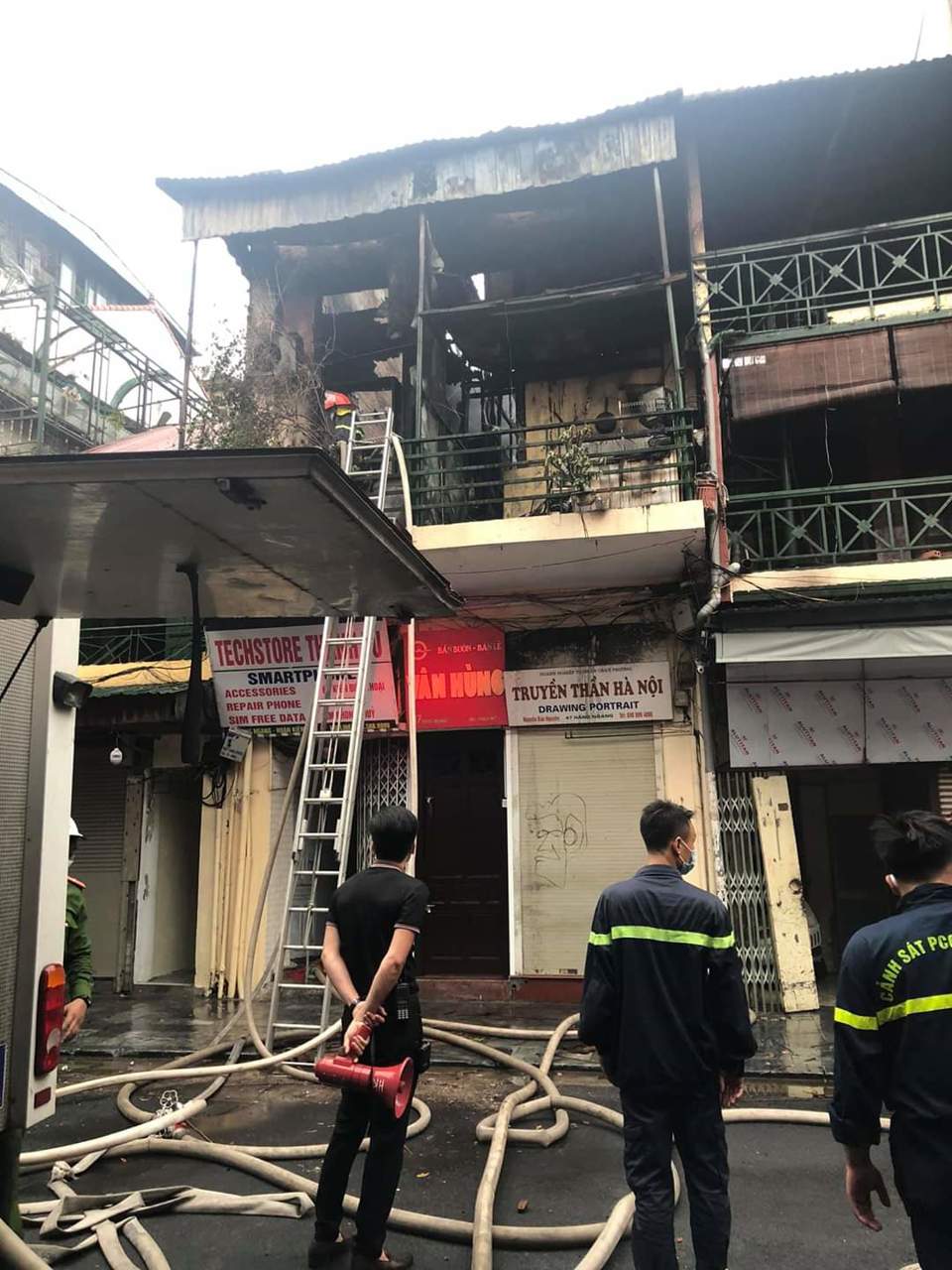 Hà Nội: Ngôi nhà 2 tầng trên phố cổ bất ngờ bốc cháy dữ dội - Ảnh 4