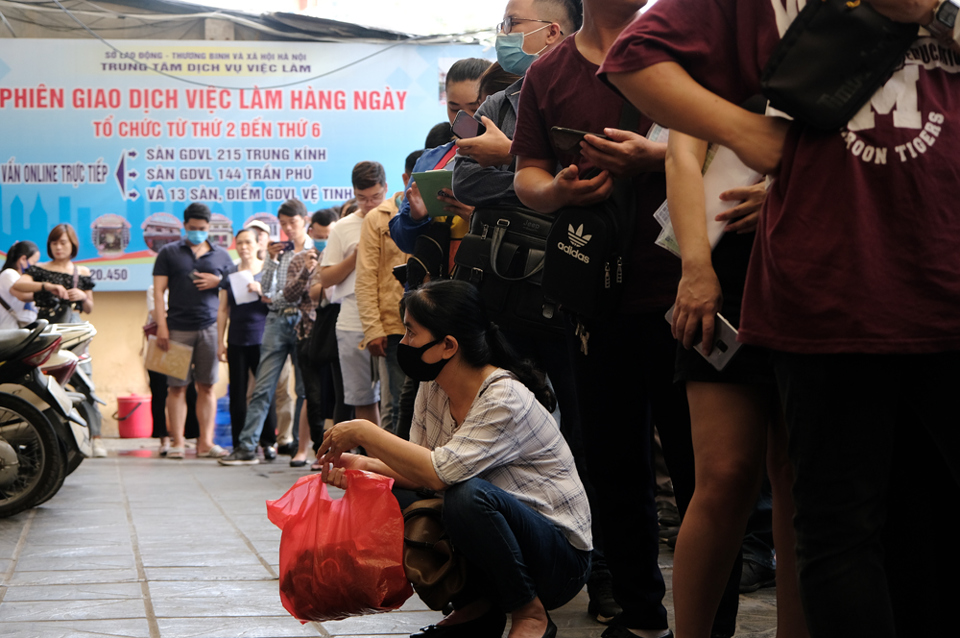 Hà Nội: Hàng trăm người xếp hàng từ sáng sớm làm thủ tục hưởng trợ cấp thất nghiệp - Ảnh 1