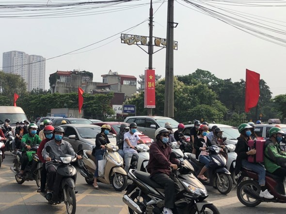 Hà Nội: Người dân về quê nghỉ lễ, bến xe thông thoáng, áp lực giao thông tăng nhẹ - Ảnh 4