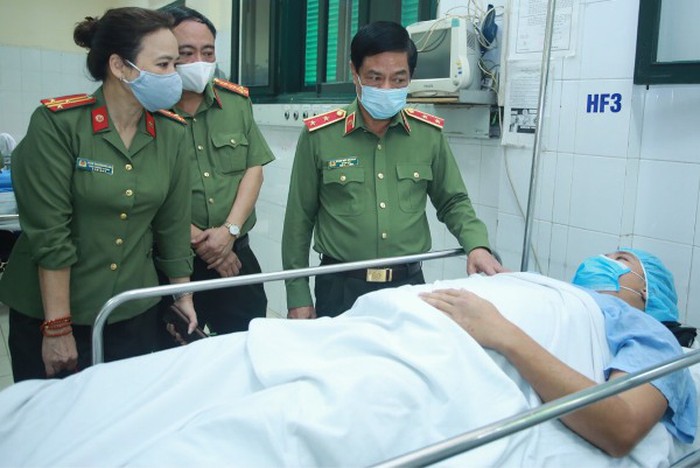 Giám đốc Công an Hà Nội thăm động viên cảnh sát bị thương khi làm nhiệm vụ phòng chống dịch - Ảnh 1