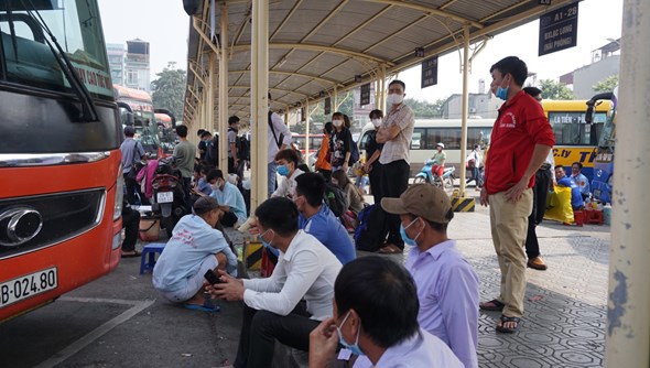 Hà Nội: Người dân về quê nghỉ lễ, bến xe thông thoáng, áp lực giao thông tăng nhẹ - Ảnh 7