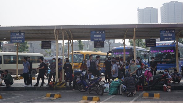 Hà Nội: Người dân về quê nghỉ lễ, bến xe thông thoáng, áp lực giao thông tăng nhẹ - Ảnh 6