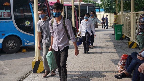 Hà Nội: Người dân về quê nghỉ lễ, bến xe thông thoáng, áp lực giao thông tăng nhẹ - Ảnh 9