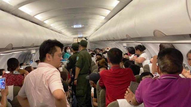 Hành khách tranh chỗ, chuyến bay của Vietnam Airlines bị chậm 1 giờ đồng hồ - Ảnh 1