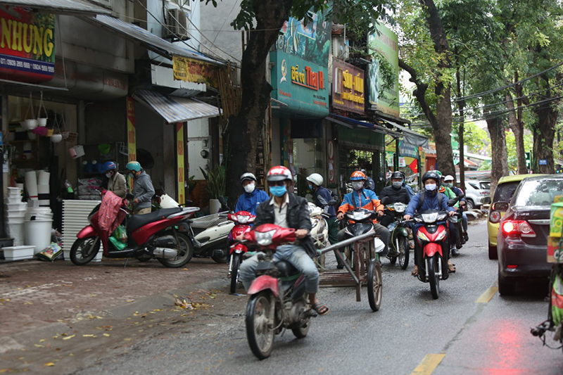 Quận Ba Đình: Nhịp sống ngày đầu tiên sau khi nới lỏng các hoạt động kinh tế - Ảnh 3