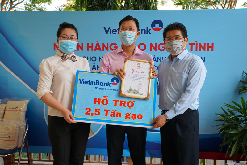 “Ngân hàng gạo nghĩa tình” của VietinBank đến với người nghèo TP Hồ Chí Minh - Ảnh 3
