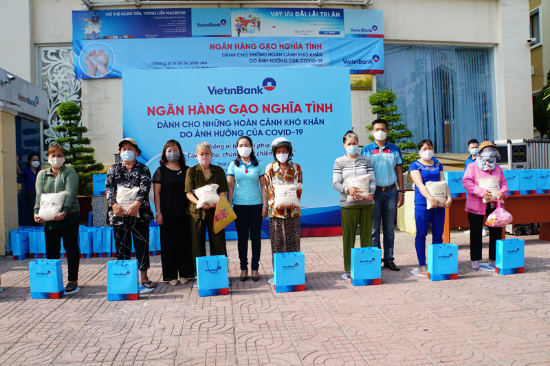 “Ngân hàng gạo nghĩa tình” của VietinBank đến với người nghèo TP Hồ Chí Minh - Ảnh 2