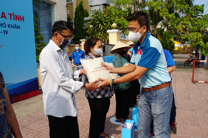 “Ngân hàng gạo nghĩa tình” của VietinBank đến với người nghèo TP Hồ Chí Minh - Ảnh 1