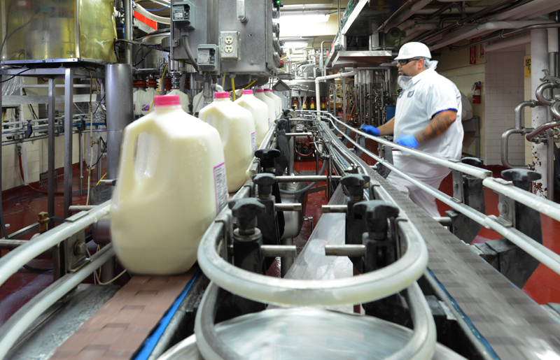 Nhà máy sữa tại Mỹ của Vinamilk ủng hộ 23.000 lít sữa cho người dân khó khăn trong đại dịch tại Mỹ - Ảnh 3