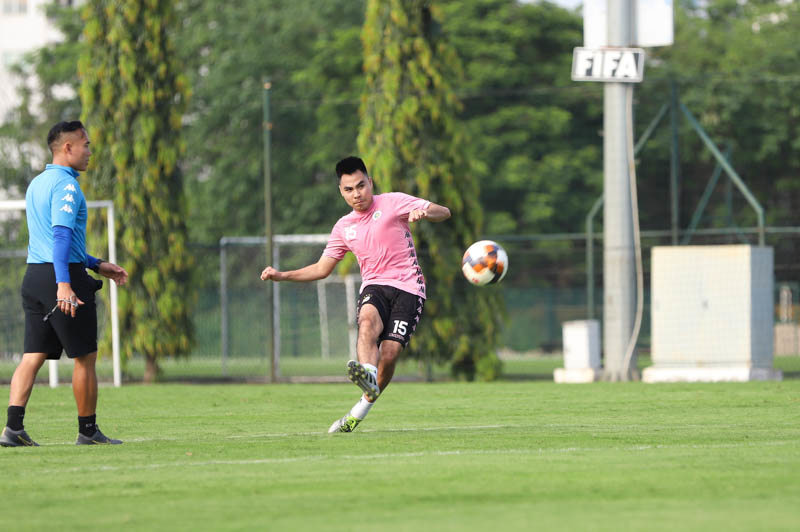 [Ảnh] Quang Hải hăng say tập luyện cùng Hà Nội FC sau 1 tháng nghỉ vì Covid-19 - Ảnh 10