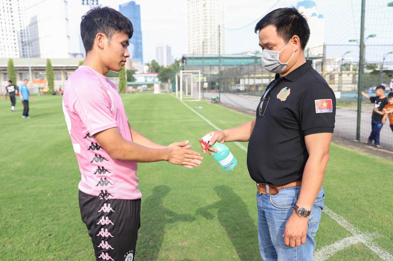 [Ảnh] Quang Hải hăng say tập luyện cùng Hà Nội FC sau 1 tháng nghỉ vì Covid-19 - Ảnh 2