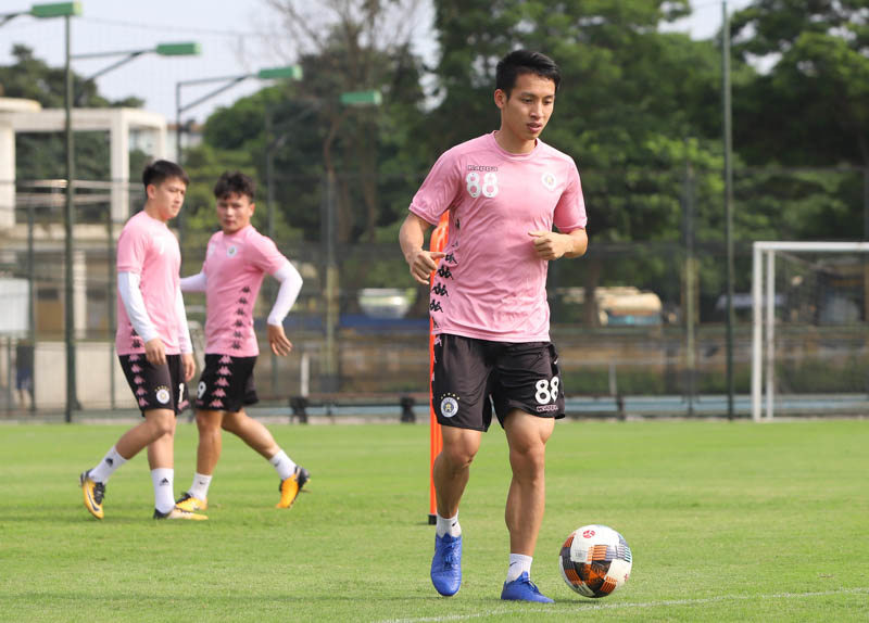 [Ảnh] Quang Hải hăng say tập luyện cùng Hà Nội FC sau 1 tháng nghỉ vì Covid-19 - Ảnh 5