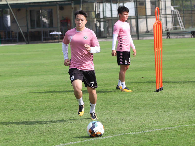 [Ảnh] Quang Hải hăng say tập luyện cùng Hà Nội FC sau 1 tháng nghỉ vì Covid-19 - Ảnh 6