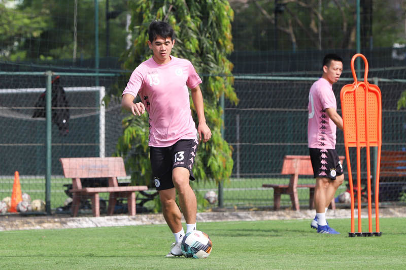 [Ảnh] Quang Hải hăng say tập luyện cùng Hà Nội FC sau 1 tháng nghỉ vì Covid-19 - Ảnh 7