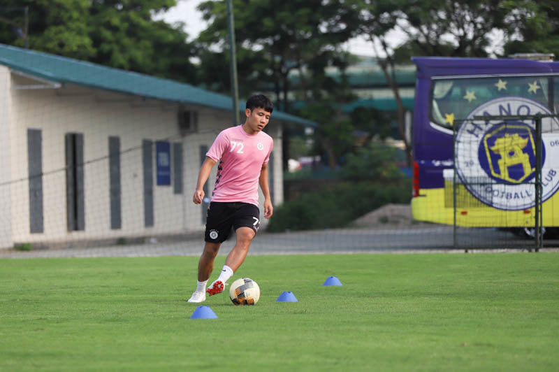 [Ảnh] Quang Hải hăng say tập luyện cùng Hà Nội FC sau 1 tháng nghỉ vì Covid-19 - Ảnh 9