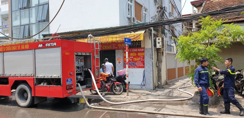 Hà Nội: Cháy lớn tại khu nhà tạm ở đường Lĩnh Nam - Ảnh 1