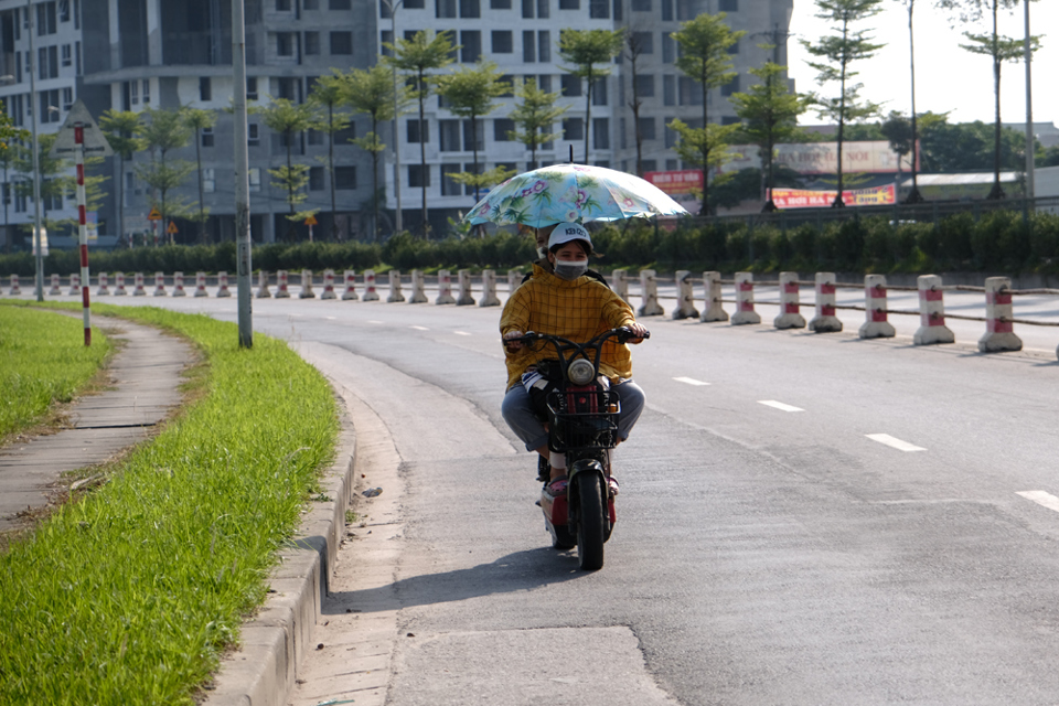 Người dân Hà Nội quay cuồng trong nắng nóng gay gắt đầu Hè - Ảnh 6