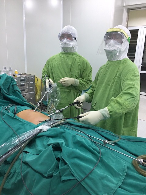 Mổ cấp cứu thành công 2 bệnh nhân ở vùng cách ly y tế thôn Hạ Lôi - Ảnh 1