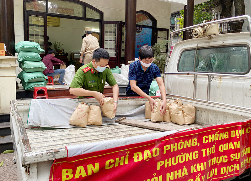 Quận Đống Đa: Những chuyến xe nghĩa tình đến với người nghèo trong mùa dịch - Ảnh 1