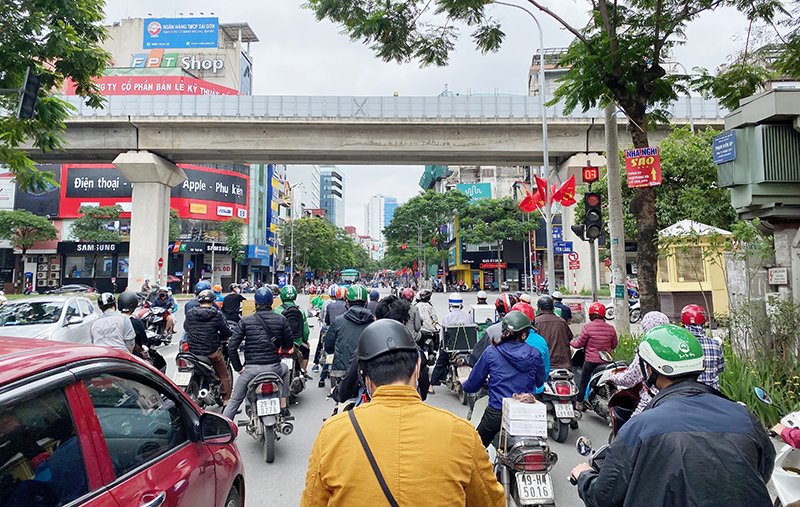 Quận Đống Đa: Người dân thực hiện nghiêm túc công tác phòng dịch sau nới lỏng giãn cách xã hội - Ảnh 2