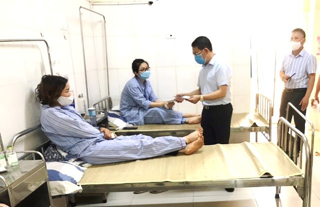 Lãnh đạo huyện Mê Linh thăm hỏi, động viên 30 bệnh nhân nghi bị ngộ độc thực phẩm - Ảnh 1