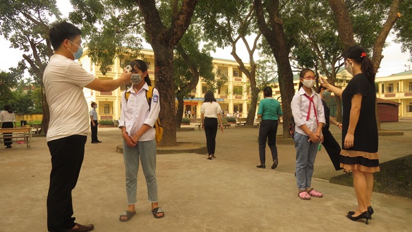 Huyện Phú Xuyên và Thường Tín: Đảm bảo tốt an toàn phòng dịch trong ngày đầu học sinh đi học trở lại - Ảnh 1